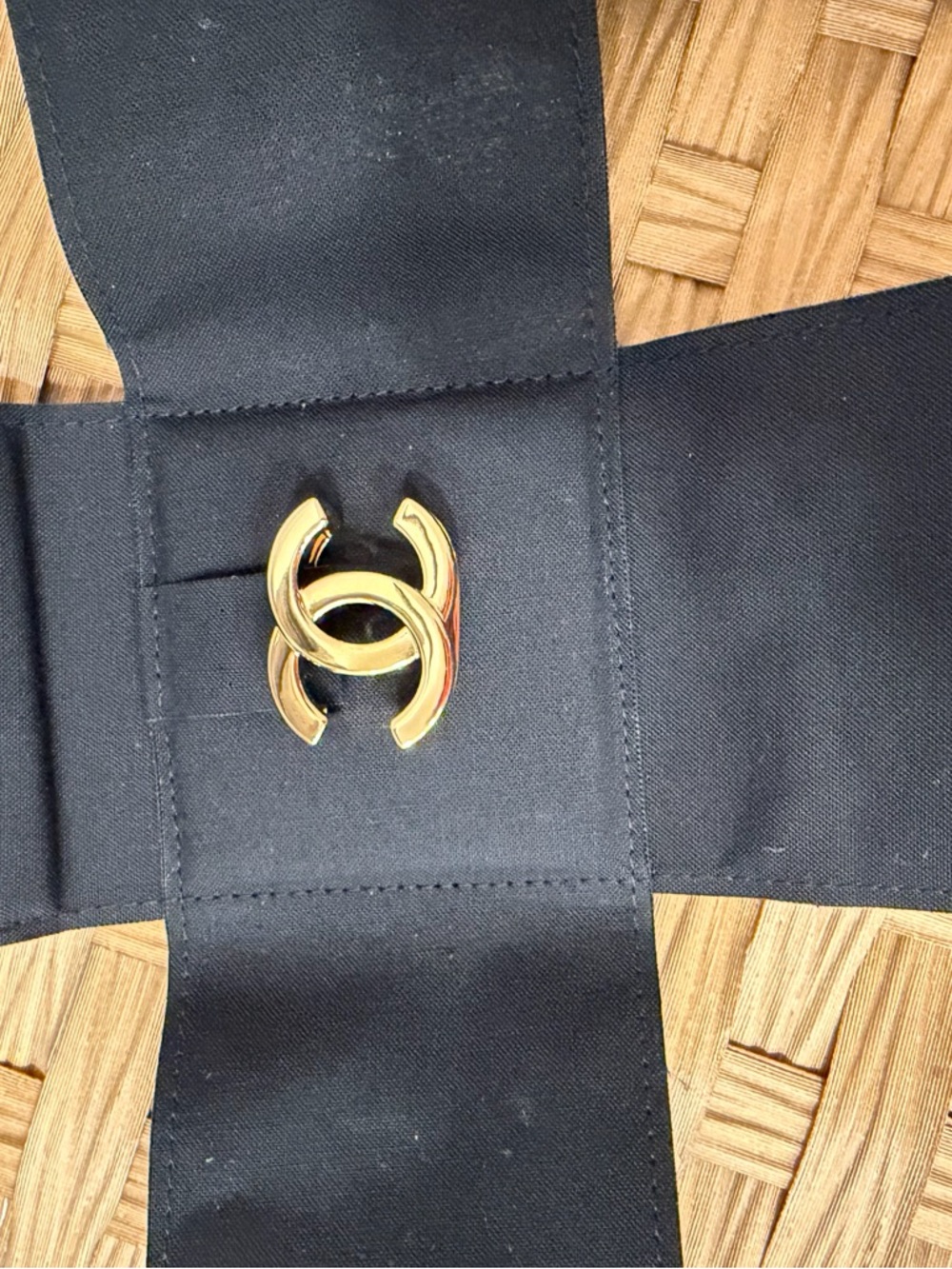 CHANEL Gold Interlocking CC scarf ring 2026 - Picture 9 of 13